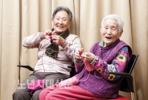 “아프리카 신생아 살리는 한국 할머니들의 손뜨개 사랑”