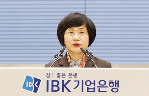 한국 최초 여성 은행장 ‘실용 행보’
