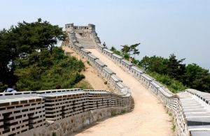남한산성 서문 성벽 너머로 지는 해가 장관