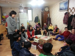 초교생, 경로당에 김치·라면 등 전달