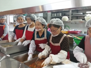 예비노년층 ‘무지개봉사대’ 배식봉사
