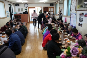 지역아동센터가 어르신들 점심 대접