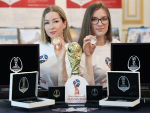 ‘이것이 러시아 월드컵 공식 기념메달’