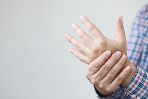 이유 없는 손발 저림과 통증이 증상인 '말초신경장애'의 증상과 치료