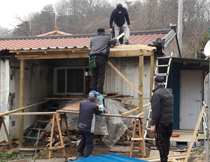 대한노인회 충북 진천군지회, ‘새롬이 주거개선단’이 장애인 가구 지붕수리