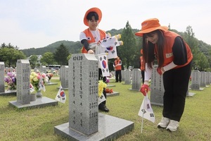 신협중앙회 봉사단, 국립대전현충원 묘역정비 봉사활동 펼쳐