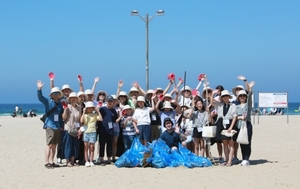 LG생활건강, 해변 정화 ‘비치코밍’ 봉사활동 전개