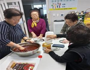 대한노인회 서울 양천구지회, 경로당서 전통음식 만들어 취약계층 노인에게 전달