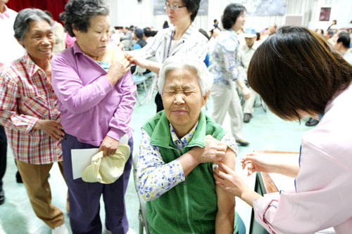 10월 5일 서울 광진구청 대강당을 찾은 노인들이 독감 무료 예방접종을 받고 있다.