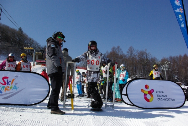 스키 코리아 페스티벌에 참가한 외국인들이 스노보드를 즐기고 있다.