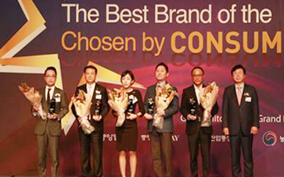 11월 1일 열린 '2017 소비자의 선택' 시상식에서 박남희 대노복지사업단 대표(왼쪽 두 번째) 등 수상자들이 기념촬영을 하고 있다. 