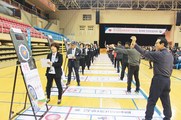 12월 8일부터 이틀간 충남 청양에서 세계생활체육연맹 총재배 전국한궁대회가 열렸다. 출전 선수들이 과녁을 겨누고 있다.