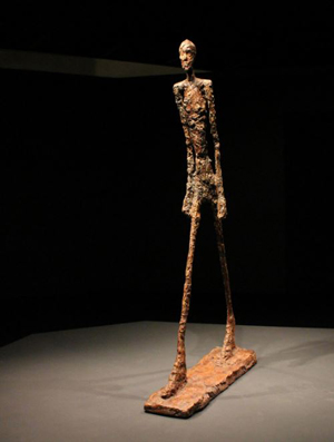 현대조각의 거장 알베르토 자코메티의 대표작 ‘걸어가는 사람’의 석고상