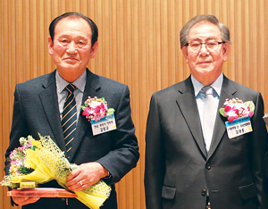 김종규 광양시지회장(왼쪽)이 2월 26일 열린 대한노인회 정기총회에서 취업최우수기관상을 받았다.