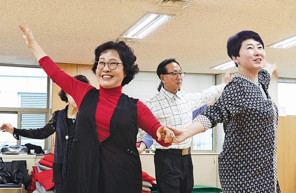 3년간 체계적인 교육을 진행하는 서울노인복지센터의 ‘탑골문화예술학교’가 시니어 예능인 양성기관으로 주목받고 있다. 사진은 탑골문화예술학교 무용반 ‘쉘위댄스’ 수강생들이 차차차를 연습하는 모습.
