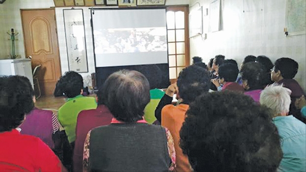 경북 구미시지회의 한 경로당에서 영화 ‘국제시장’을 보고 있는 회원들.