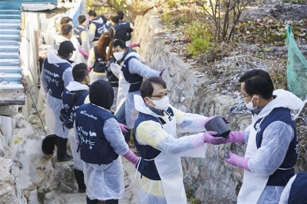 OK저축은행 임직원들이 서울 홍제동 개미마을을 찾아 ‘사랑의 연탄 나눔’ 봉사를 하고