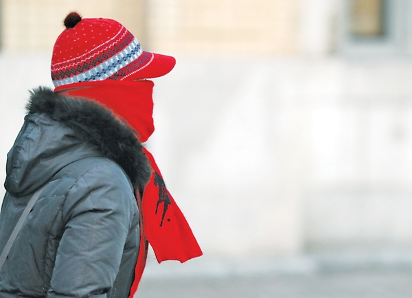 추운 날씨에 거리에 나온 시민들이 온몸을 꽁꽁 싸매고 있다. 	사진=연합뉴스