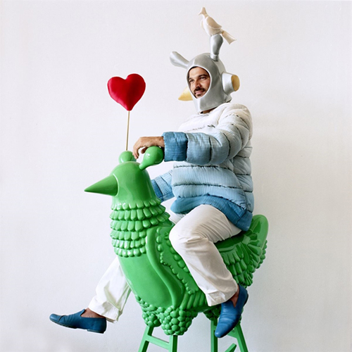 하이메 아욘이 자신의 작품인 ‘그린치킨(Green chicken)’을 타고 천진난만한 표정을 짓고 있다.