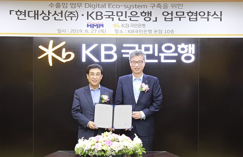 허인 KB국민은행장(오른쪽)과 배재훈 현대상선 대표이사가 Digital Eco-system 구축을 위한 업무협약을 체결했다.(사진=KB국민은행)