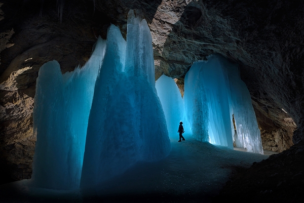 이번 전시에서는 131년의 역사를 자랑하는 내셔널지오그래픽이 세계를 돌며 포착한 지구 보존의 메시지를 담은 작품들을 소개한다. 사진은 해발 2189m에 존재하는 얼음 동굴을 찍은 ‘오스트리아의 얼음 동굴’