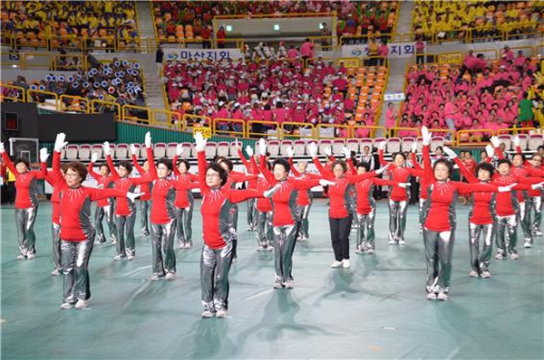 실버체육대회 행사에서 참가자들이 체조경연을 펼치고 있다.