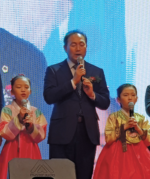 김원이 서울시 정무부시장이 지난 5월 8일, 대한노인회 서울연합회가 주관한 어버이날 행사에서 어린이들과 ‘어버이은혜’를 함께 부르고 있다.