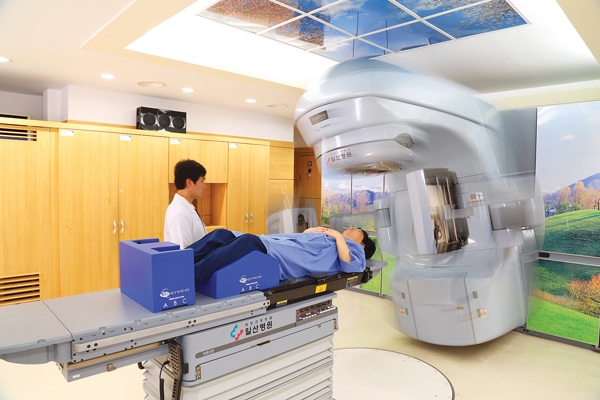 방사선치료 장비 래피드아크에서 치료받는 환자의 모습.