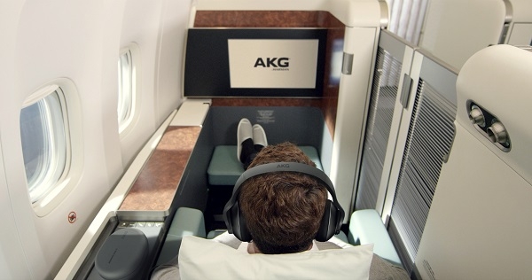 삼성전자 오디오 브랜드 AKG의 노이즈 캔슬링 헤드폰 N700이 대한항공 퍼스트클래스 전용 공식 헤드폰으로 선정됐다.(사진=삼성전자)