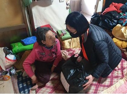 하나노인복지관 직원이 상조회 통장을 해지해 구입한 후원물품을 어르신들에게 전달하고 있다.