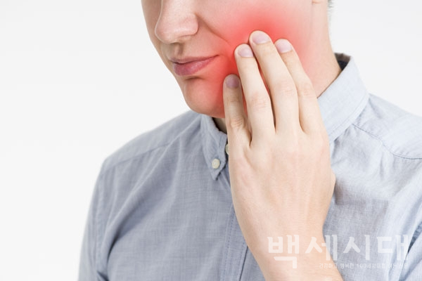 치주염은 건강한 치아에 플라크가 축적돼 치석이 생기면서 나타나는 질환이다. 치아와 잇몸 사이의 염증 때문에 공간이 벌어지고, 고름이 나오는 등의 증상을 보인다.