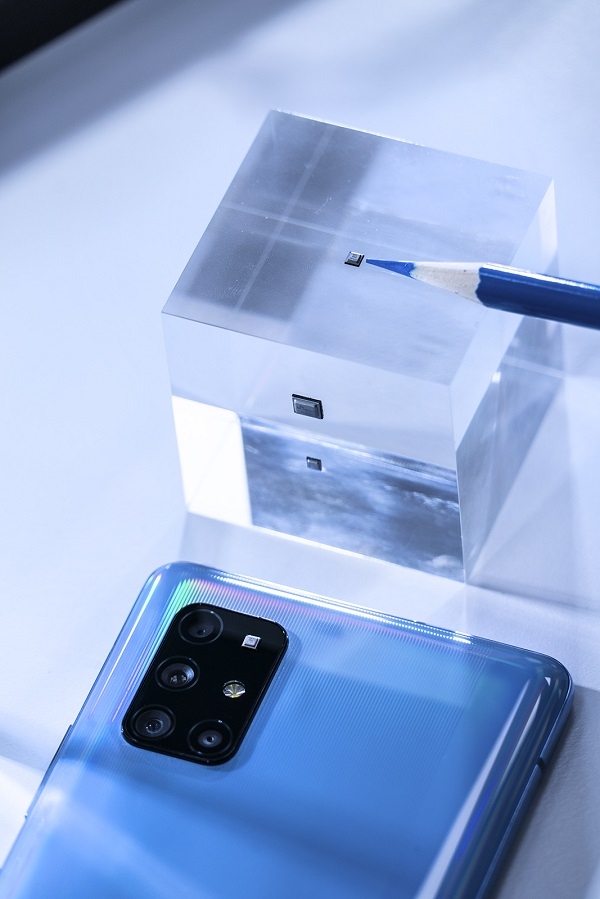 SK텔레콤 자회사 IDQ 연구진들이 갤럭시 A 퀀텀 스마트폰과 양자난수생성 칩셋을 테스트하고 있다.(사진=SK텔레콤)