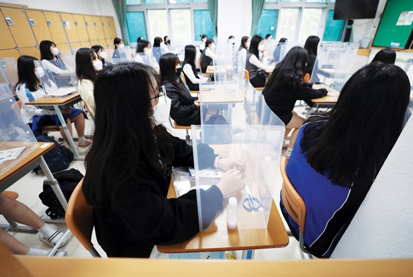 고3 학생들이 코로나19 여파로 5월 20일 올들어 첫 등교수업을 받았다. 대전 유성구 전민고등학교 학생들이 투명가림막이 설치된 교실서 수업을 듣고 있다.  사진=연합뉴스