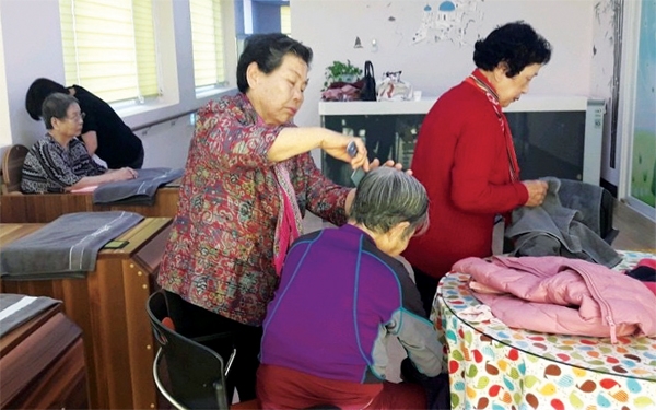 대한노인회 광주연합회 광산구지회 소속의 실버천사노인자원봉사클럽 회원들이 노인시설에서 목욕 봉사를 하고 있다.
