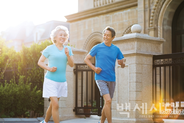 노년기에도 건강한 삶을 유지하려면 몸 안에 건강한 호르몬이 분비될 수 있도록 하는 게 중요하다. 평소에 숙면을 취하고 적절한 운동과 활동, 균형 있는 식생활을 실천하도록 한다.