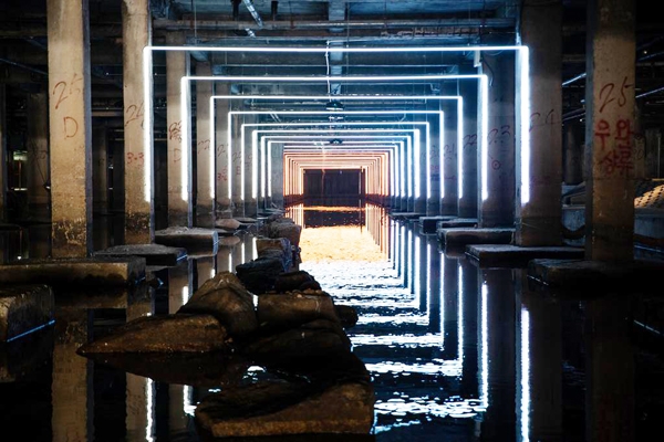 홍제동의 상징이었던 '유진상가'의 음침했던 지하공간이 최근 공공미술을 입고 예술공간으로 탈바꿈해 주목받고 있다. 사진은 홍제유연에 설치된 팀 고워크의 작품 '온기'