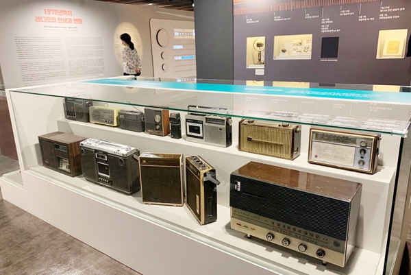 이번 전시에서는 100년 가까이 한국인들과 희로애락을 함께한 라디오의 역사를 되돌아본다. 사진은 1970년대 국내에서 사랑받았던 라디오들과 전시장 내부 모습.