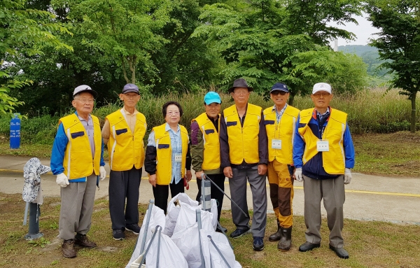 충주시지회가 한국수자원공사 충주권지사의 지원을 받아 만든 충주댐 환경개선 일자리사업에 참여한 어르신들의 모습.