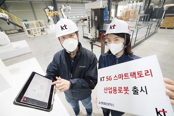 경기도 광주에 위치한 현대로보틱스 쇼룸에서 직원들이 ‘KT 5G 스마트팩토리 산업용로봇’을 소개하고 있다.(사진=KT)