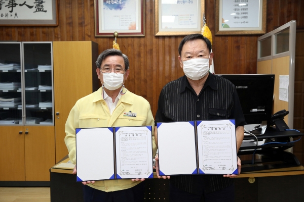 김윤태 지회장(오른쪽)과 노박래 군수가 ‘장항 아우름 스테이 허브 조성사업’ 관련 업무협약을 체결했다.