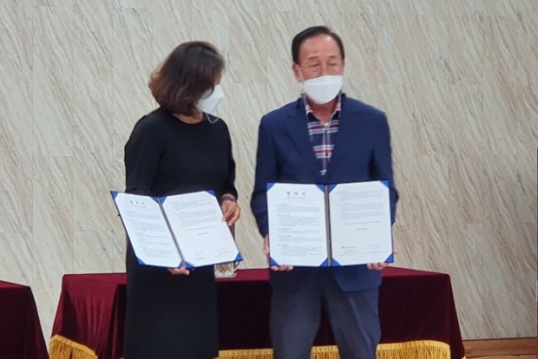 민병수 지회장(오른쪽)과 ㈜위드블록 최윤진 대표가 '바로체크' 활용 업무협약을 체결했다.