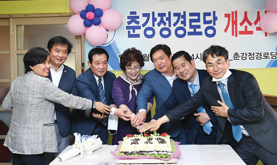 김병내 광주 구청장(오른쪽 세 번째)과 나각균 남구지회장(왼쪽 세 번째)이 사직동 춘강정경로당 개소식에 참석해 축하 케이크를 자르고 있다.