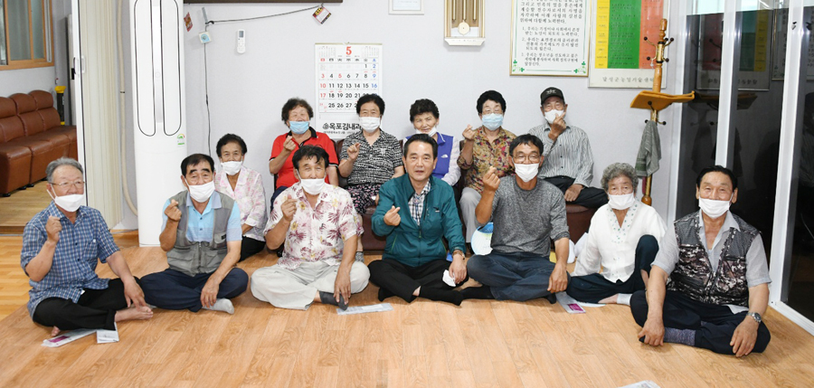 김문오 달성군수(앞줄 중앙)가 경로당 점검 중 어르신들과 기념촬영했다.