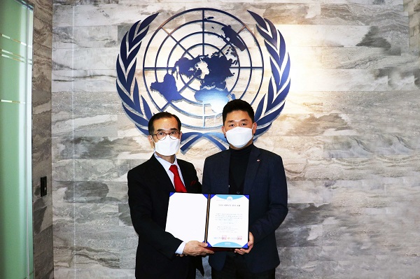박진규 CJ대한통운 부장(오른쪽)과 안헌식 유엔봉사단 이사장이 함께 기념사진 촬영 모습.(사진=CJ대한통운)