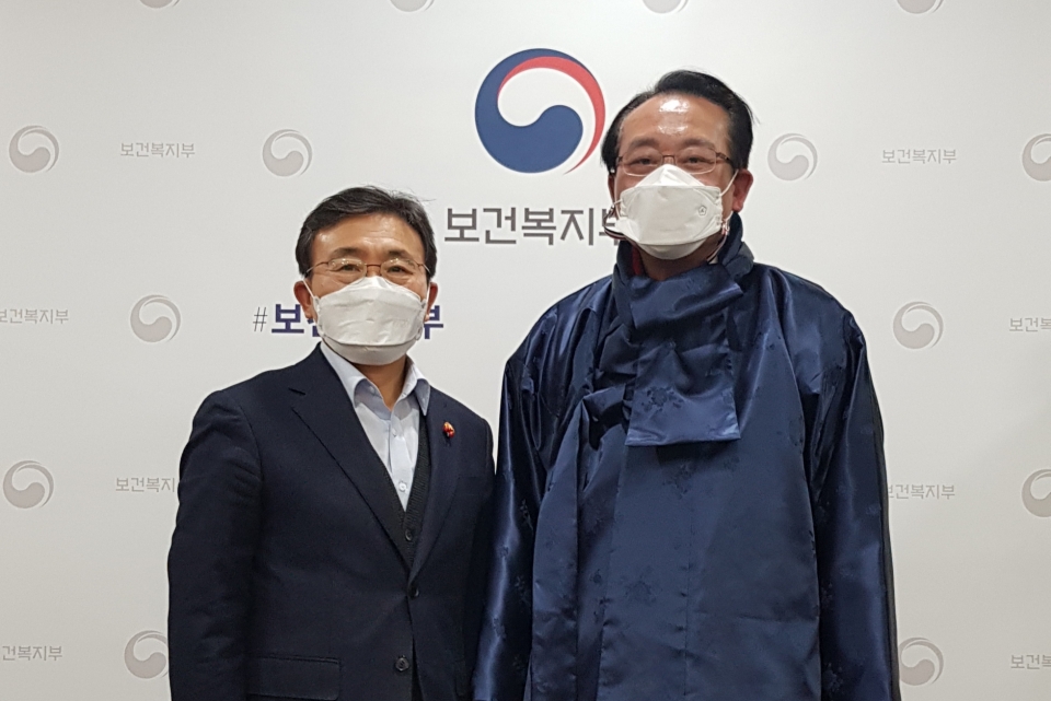 김호일 대한노인회장이 1월 14일 권덕철 보건복지부 장관(왼쪽)을 방문해, 기념촬영을 하고 있다.