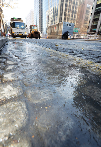 서울 시내의 한 도로가 얼어있는 모습. 사진=연합뉴스