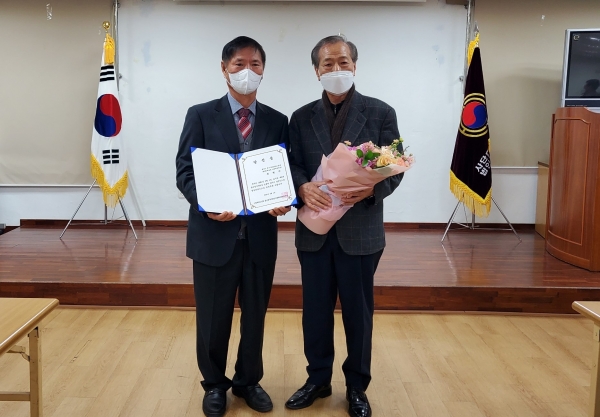 최현만 지회장(왼쪽)이 김상용 선거관리위원장으로부터 당선증 수령후 기념촬영을 하고 있다.