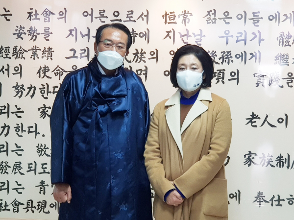 김호일 대한노인회장은 2월 5일 박영선 더불어민주당 서울시장 예비후보(오른쪽)의 내방을 받고 간담회를 가졌다.