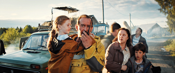 이번 작품은 산불 진압으로 유명한 러시아 산림소방관들의 감동적인 활약을 그린다. 사진은 극중 산불진압팀을 이끄는 안드레이(왼쪽 두 번째)가 마을 주민 구조를 위해 고군분투하는 모습.