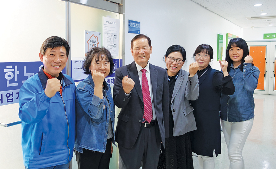 박세구 서울 금천구지회장(왼쪽 세번째)이 지회 사무실 앞에서 직원들과 단합의 포즈를 취했다.
